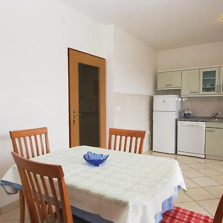 6 Bedroom In Segotici