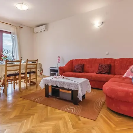 6 Bedroom In Segotici