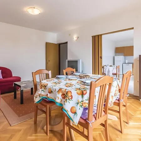 6 Bedroom In