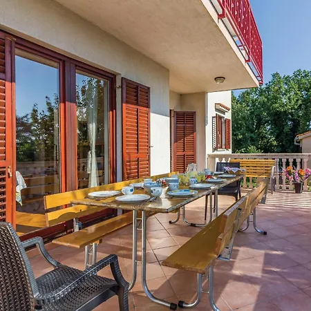 Holiday home 6 Bedroom In Segotici