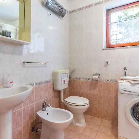 6 Bedroom In *