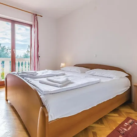 6 Bedroom In *